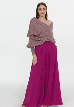 - Spodnie materiałowe