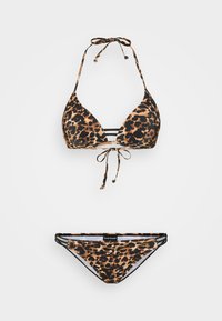Bikini de estampado de leopardo con top triangular que presenta un cierre de lazo y detalles en negro; braguitas a juego de tiro bajo con tiras laterales.