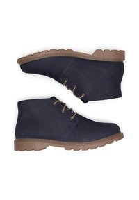 Granatowe zamszowe botki za kostkę z brązowymi gumowymi podeszwami, charakteryzujące się gładką teksturą, dwoma oczkami do sznurowania oraz niskim obcasem.