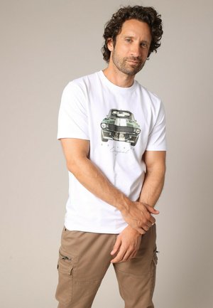 Witte katoen t-shirt met een grafiek van een groene vintage auto met strepen. Korte mouwen, ronde halslijn, ontspannen pasvorm en zachte textuur.