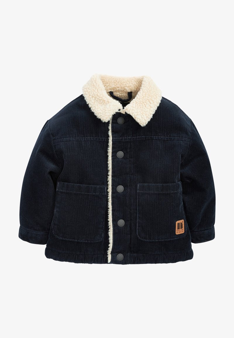 Veste en velours côtelé noir avec col en sherpa crème, boutons-pression sur le devant, deux grandes poches avant, et un petit écusson logo marron sur la poche.