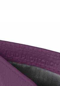 Portafoglio protezione RFID viola con esterno in pelle texturizzata, dotato di un interno grigio liscio. Fodera con eleganti incisioni sul bordo.