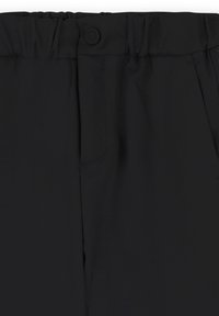 Pantaloni neri con vita elasticizzata, chiusura con bottone e tasche laterali. Texture liscia con design minimalista e senza motivi visibili.