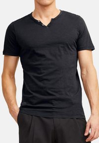 Schwarzes kurzärmeliges T-Shirt mit V-Ausschnitt und zwei Metallknöpfen am Halsbereich; weicher, glatter Stoff, taillierte Form und schlichtes Design.