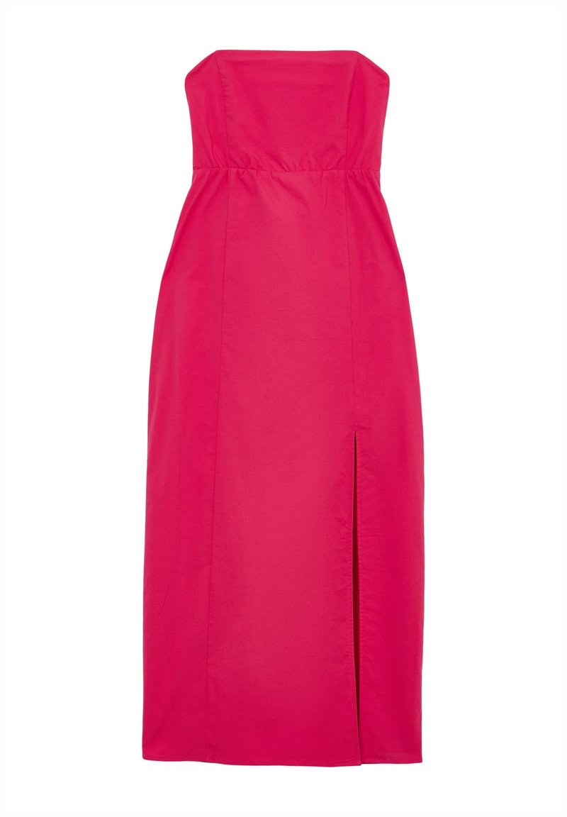 Robe rose sans épaules en tissu lisse, avec un décolleté droit et une fente sur le côté pour un détail supplémentaire.