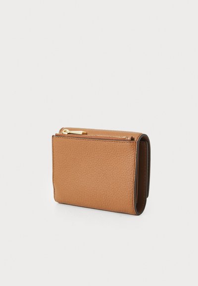 Portefeuille en cuir tan avec une finition texturée, doté d'une fermeture éclair et d'une forme rectangulaire slim. Accents en métal doré sur la fermeture éclair.