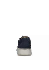 Zapatilla de ante azul marino con suela de goma blanca, detalles de costura y un pequeño logo en el lateral. Diseño tipo slip-on con punta redondeada.