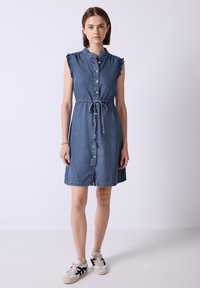 Denim-kjole med korte volangermer, knaplukning foran, snoreliv og knælangt skørt i en falmet blå farve. Casual stil.