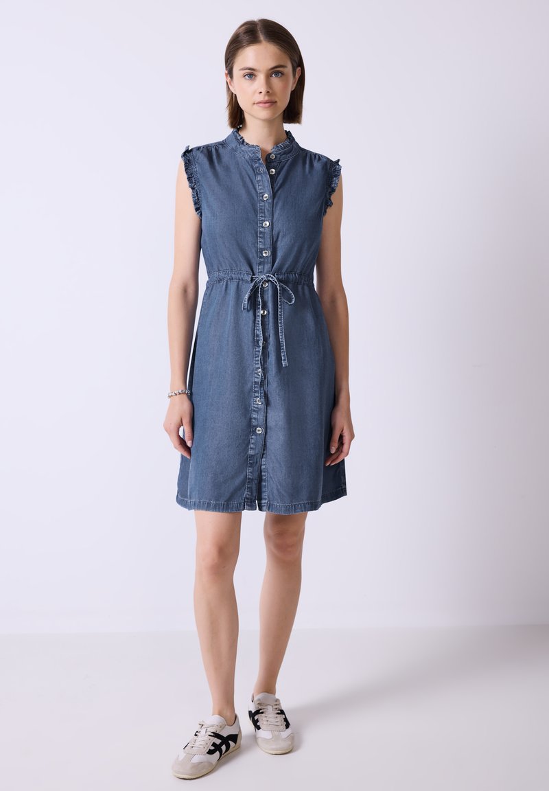 Denim-kjole med korte volangermer, knaplukning foran, snoreliv og knælangt skørt i en falmet blå farve. Casual stil.