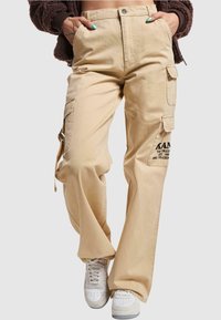 Karl Kani - RETRO WASHED  - Cargobroek - sand Miniatuurafbeelding 1