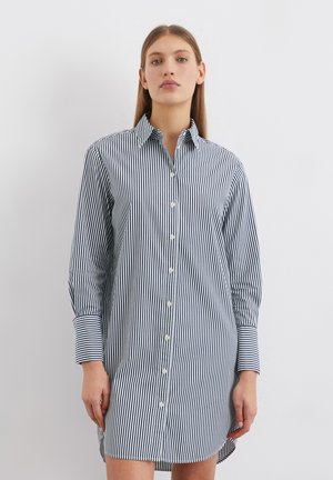 Abito camicia a bottoni in righe verticali blu navy e bianche, con colletto, maniche lunghe e una linea dritta con un retro leggermente più lungo.