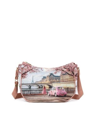 Borsa a tracolla rosa con cinturino che mostra una scena parigina con fiori di ciliegio, un ponte, la Torre Eiffel, un'auto vintage rosa e una donna in abito rosa che cammina.