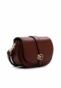 Borsa a tracolla in pelle marrone con flap curvo, accessori in oro e bordo nero. Presenta una tracolla removibile e un dettaglio di chiusura circolare.