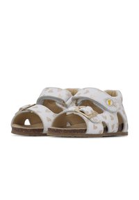 Sandali bianchi con motivi a cuore dorati, design aperto, cinturini regolabili e suola beige texturizzata. Presenta un dettaglio con fibbia metallica.