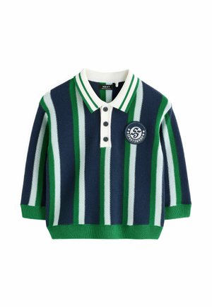 Koszulka polo z pionowymi paskami w kolorze granatowym, zielonym i białym, białym kołnierzykiem z zielonymi paskami, trzema czarnymi guzikami oraz naszywką Sportswear na piersi.