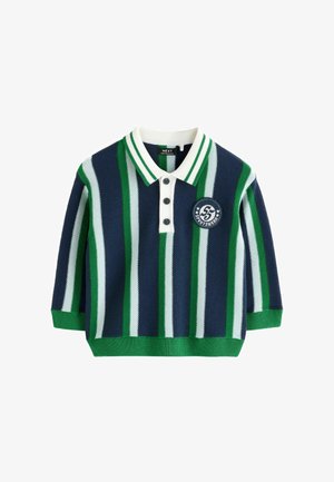 Polo avec des rayures verticales bleu marine, vertes et blanches, col blanc avec des rayures vertes, trois boutons noirs et un écusson Sportswear sur la poitrine.