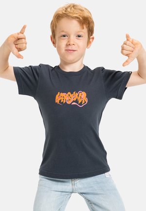 Camiseta de algodón color azul marino con un vibrante gráfico en estilo graffiti en naranja y rosa en la parte frontal. Mangas cortas y escote redondo.