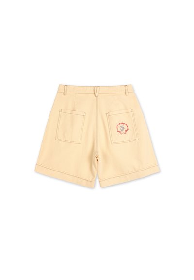 Shorts en coton beige avec une coupe droite, comportant deux poches à l'arrière et un patch décoratif sur la poche droite.