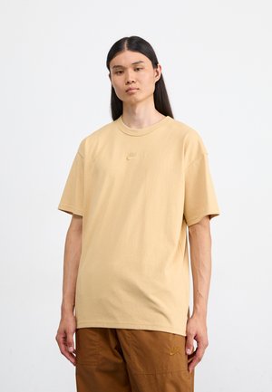 M NSW PREM ESSNTL TEE - T-shirt - bas - sesame