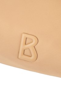 Bež teksturirana površina z izbočeno, zaobljeno črko »B« v ujemajoči se bež barvi, ki je postavljena na sredino.