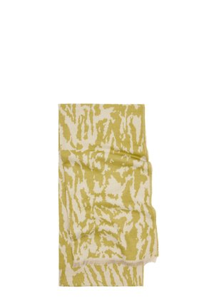 Koc z wełny w odcieniach żółci i kremu z abstrakcyjnym wzorem, o teksturowanym wykończeniu i frędzlami.