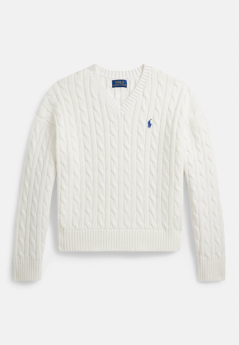 Beli pulover iz kabaste pletenine z V-izrezom, rebrastim spodnjim robom in manšetami, z majhnim modrim izvezenim logotipom na levi strani prsi.