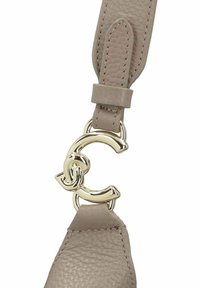 Grijze leren band met gestructureerd stiksel, verbonden door een gouden metalen dubbele "C" sluiting of logohardware.