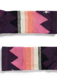  calentadores de piernas de punto en púrpura con patrones geométricos en rosa y naranja, que presentan rayas y un diseño de montañas, elaborados con una tela suave y texturizada.