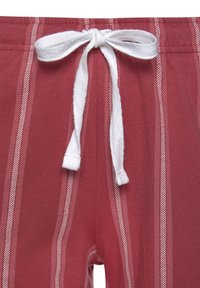 Rote Pyjamashorts mit weißen Streifen, ausgestattet mit einem gewebten weißen Kordelzug und einer weichen Baumwolltextur.