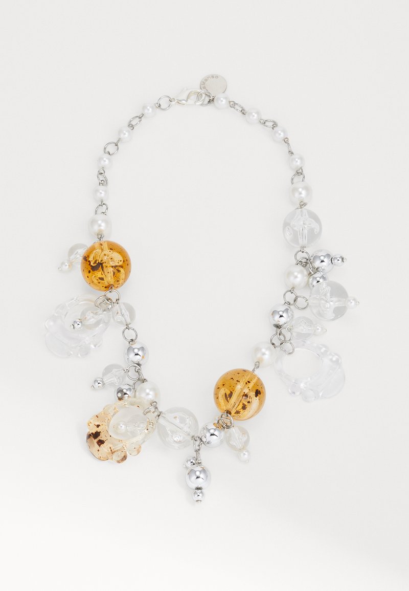 Kaklarota ar dzintara, caurspīdīgu un sudraba pērlēm, apvienojot apaļas un ovālas formas, savienota ar sudraba ķēdi un akcentēta ar pērlem.