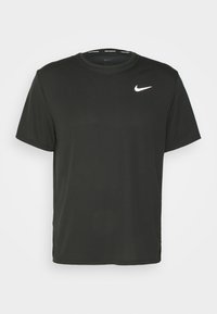 Czarna koszulka sportowa z krótkim rękawem, wykonana z oddychającego materiału, z białym logo Nike na klatce piersiowej oraz okrągłym dekoltem.