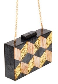 Clutch a forma di scatola realizzata in materiale a strisce nere, crema e oro, con una tracolla a catena e una chiusura nera sulla parte superiore. Design geometrico.