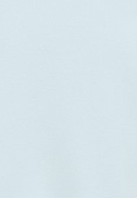 Échantillon de tissu bleu clair montrant une texture fine et lisse avec de subtiles lignes horizontales et une couleur uniforme.