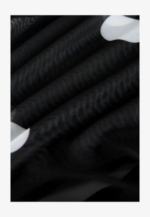 Material negru cu o finisare texturată, cu pliuri vizibile, accentuat de mari puncte albe. Materialul pare ușor și translucid.