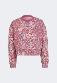 Krátký svetr vyrobený z látky s růžovým, červeným a krémovým hadím vzorem; má kulatý výstřih a dlouhé rukávy.