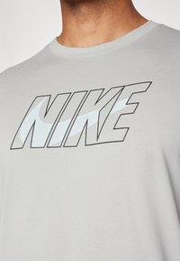 Nike Performance TEE  - Camiseta deportiva - dark grey heather