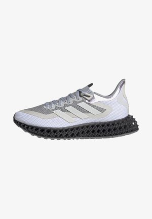 Zapatilla deportiva gris y blanca con una parte superior de malla texturizada, tres rayas blancas y una media suela de rejilla negra para amortiguación y soporte.
