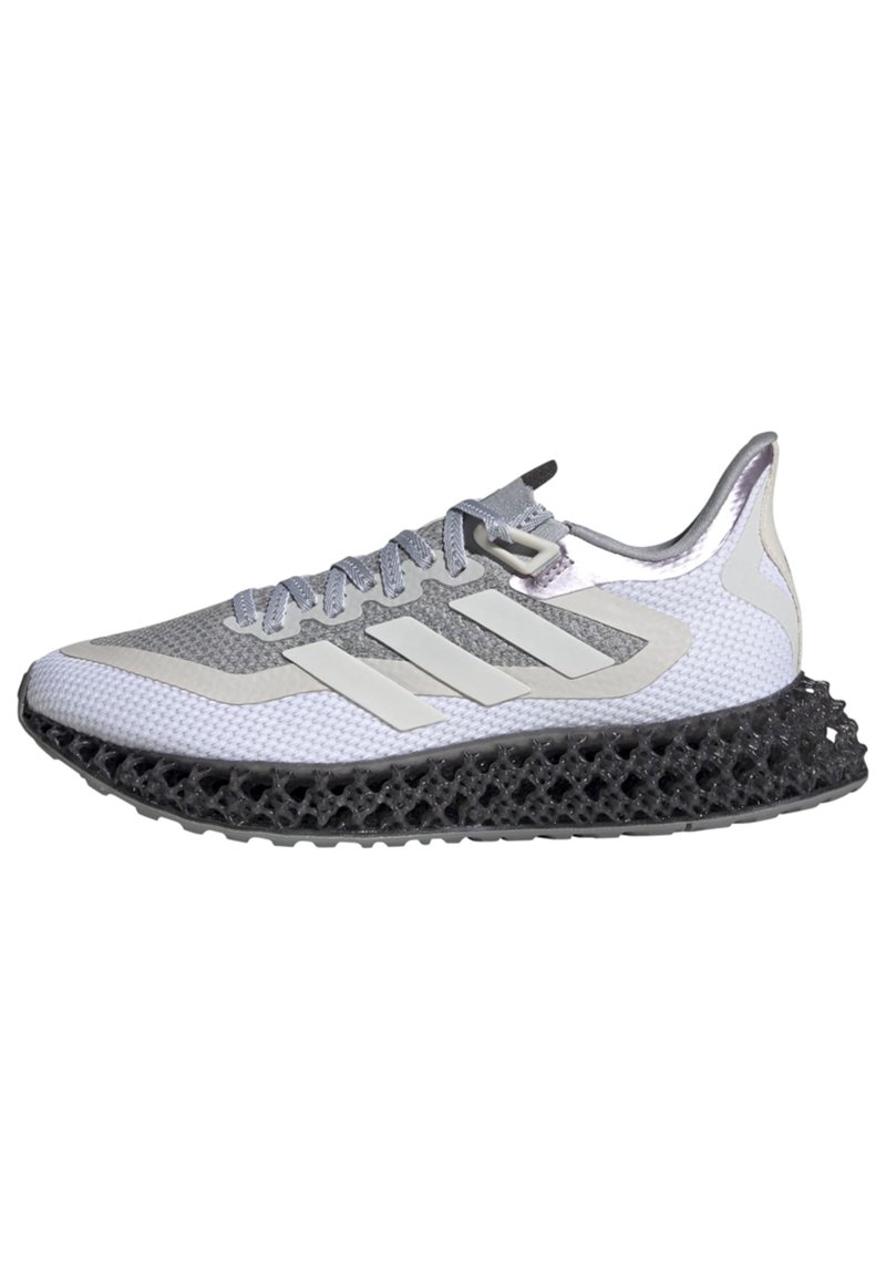 Zapatilla deportiva gris y blanca con una parte superior de malla texturizada, tres rayas blancas y una media suela de rejilla negra para amortiguación y soporte.