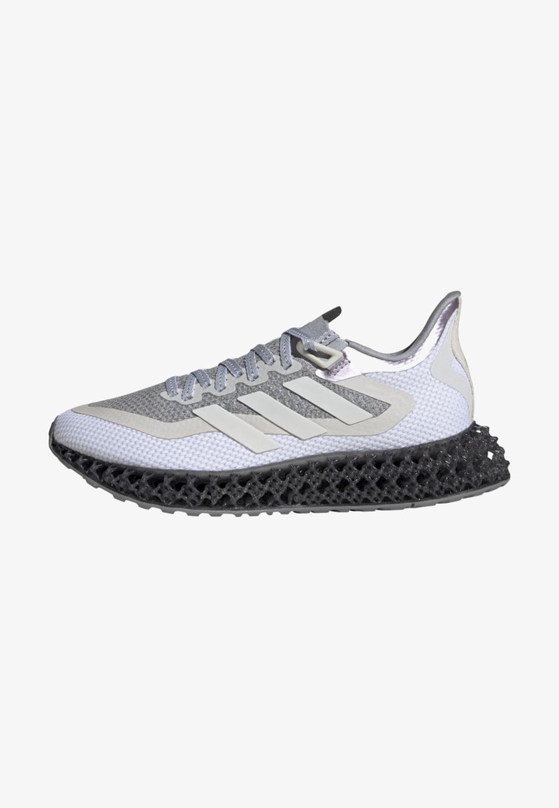 Zapatilla deportiva gris y blanca con una parte superior de malla texturizada, tres rayas blancas y una media suela de rejilla negra para amortiguación y soporte.