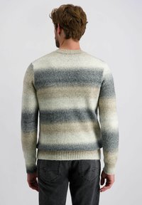 Gestreifter Pullover in Creme-, Grau- und Beigetönen. Weiche Textur mit gerippten Bündchen und Saum. Klassisches Rundhalsdesign, lässige Passform.