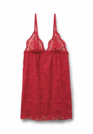 Négligé en dentelle rouge avec bretelles fines réglables, décolleté plongeant, motif floral et tissu fluide s'étendant jusqu'au milieu des cuisses.