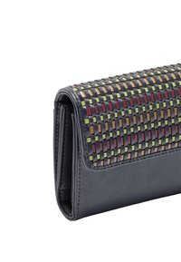 Czarny portfel z plecionym wzorem w kolorach: burgund, zieleń i jasnobrązowy. Gładka tekstura z zapięciem na klapkę i wieloma przegrodami.