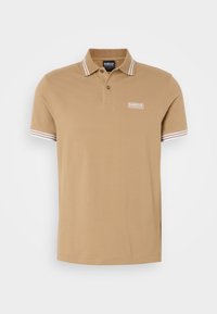 Polo beige à manches courtes avec cols et poignets rayés blancs, patte à deux boutons et petit logo Barbour International sur la poitrine.