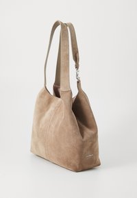 Borsa a spalla in suede color sabbia con un design strutturato, texture liscia e un accentuato logo sul lato. Presenta una sola tracolla ampia.