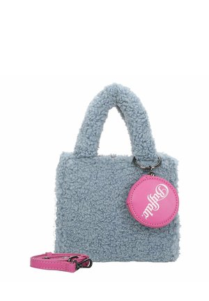 Bolso de piel sintética azul claro con un acabado texturizado, que presenta un llavero redondo rosa con un logo blanco y una correa rosa a juego.