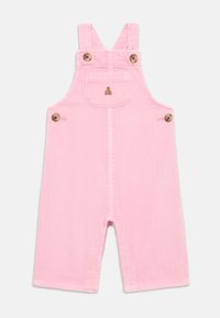 Rosa dongeridresser til småbarn med justerbare stropper, frontlomme med en liten teddy-bjørn brodering, og trespenner.