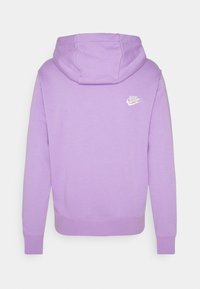 Lila hoodie med dragsko vid huvan, ribbade muddar och fåll. Har en liten vit Nike-logotyp på baksidan. Tillverkad av mjukt tyg.