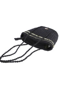 Mochila negra de tejido con correas trenzadas, que presenta una franja dorada y un cierre de cremallera. Superficie texturizada y forma rectangular.