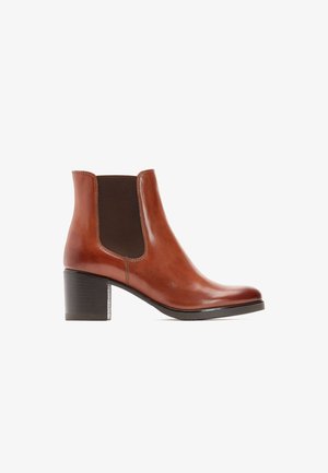 Braune Lederknöchelstiefel mit elastischen Seiteneinsätzen, runder Zehenform und Blockabsatz. Glatte Textur mit dezenten Nähdetails.