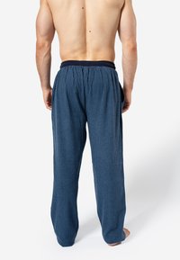 Blauwe geruite pyjamabroek met elastische tailleband, voorzien van zijzakken en een losse pasvorm voor comfort.